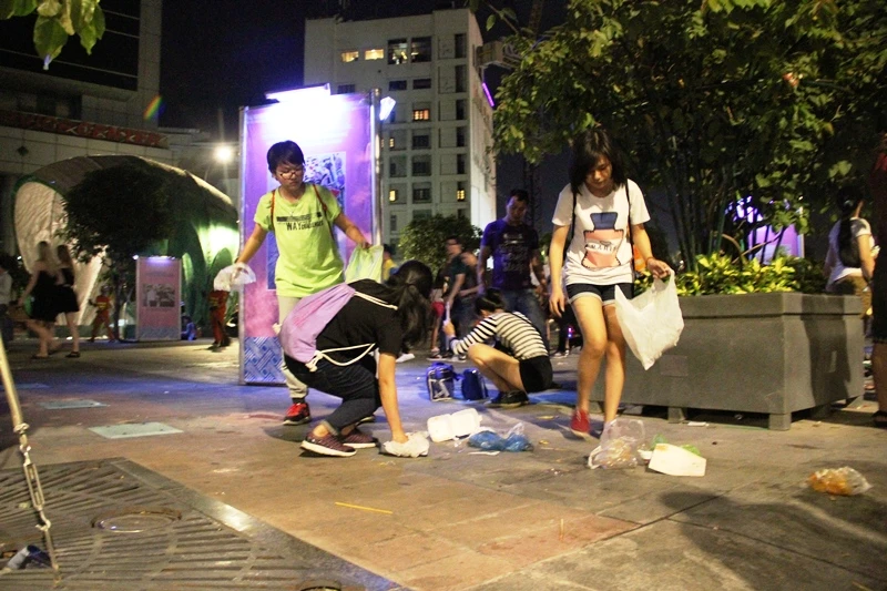 Những bạn trẻ nhặt rác sau giao thừa ở trung tâm Sài Gòn ảnh 6